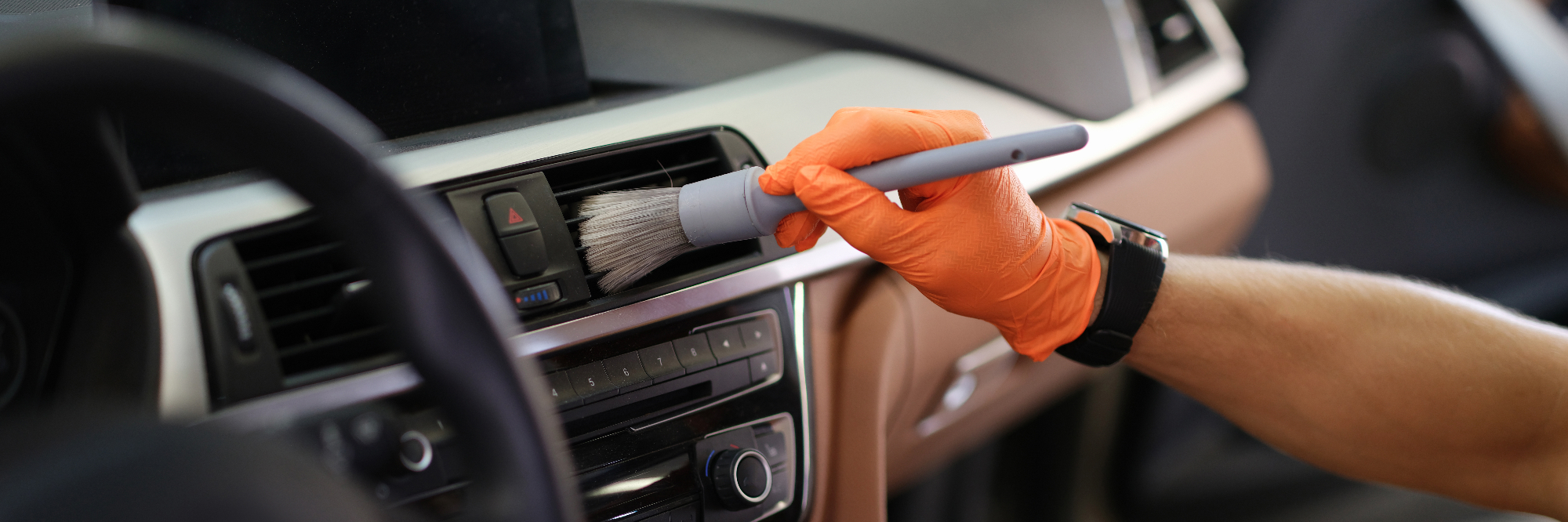 Tudi globinsko čiščenje avta ne more biti odveč